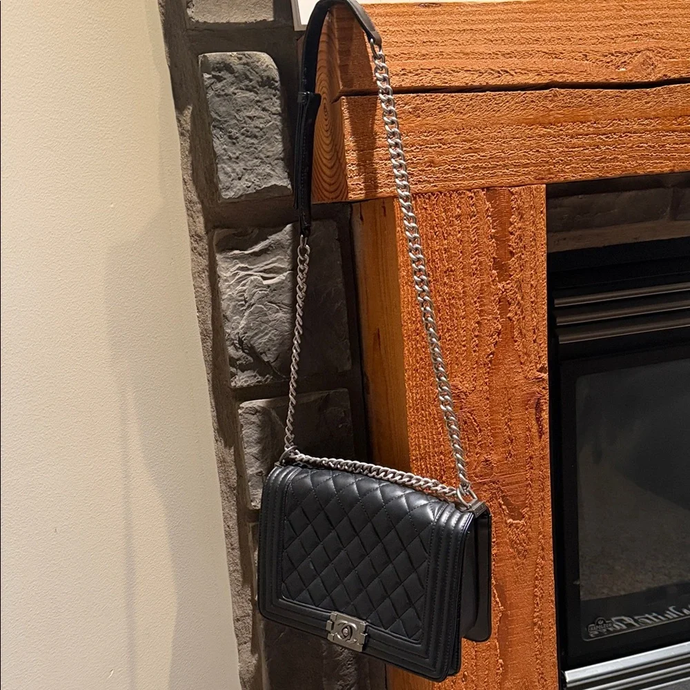 Chic Black Quilted Crossbody Bag with Chain Strap - Picture 6 of 14